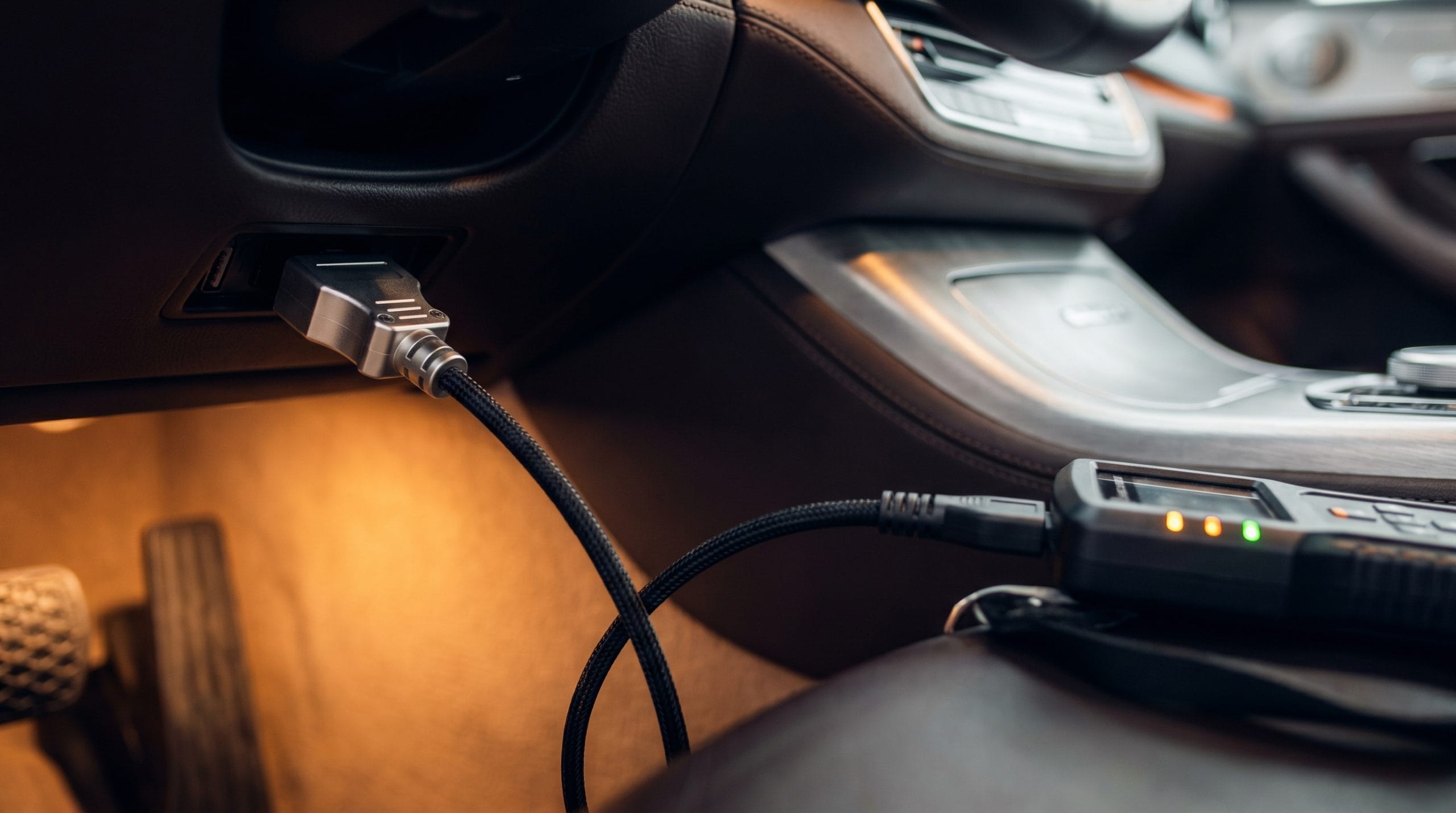 Conexión OBD-II en coche premium para reprogramación Stage 1 sin abrir la ECU